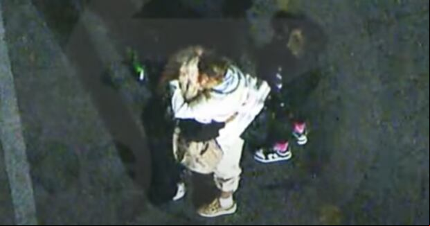 Karol G y sus amigos se notaron sumamente nerviosos al pisar el terminal aéreo, donde se abrazaron (Foto: ABC 7)