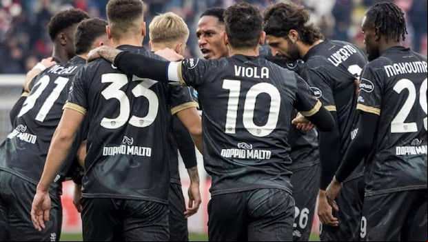 El Cagliari logró remontar el partido aprovechando la superioridad numérica en el campo (Foto: @cagliaricalcio)