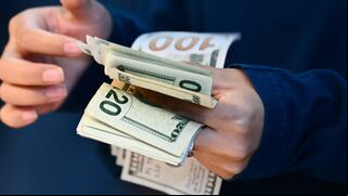 Solo quería comprar un regalo para un amigo pero terminó ganando 4 millones de dólares