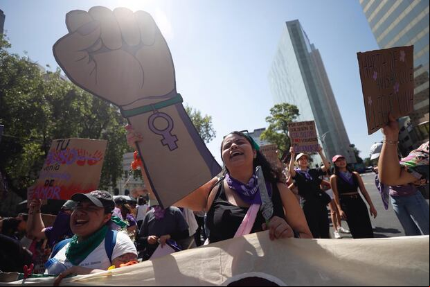 Decenas de miles de mujeres marcharon este viernes por las calles de la Ciudad de México portando carteles donde exigen justicia por los feminicidios. (EFE/Sáshenka Gutiérrez)