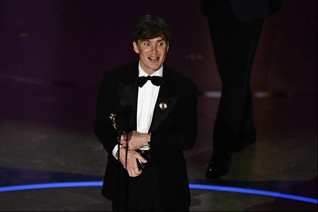 Cillian Murphy al recibir el premio en la categoría de Mejor actor en los Oscars (Foto : AFP)