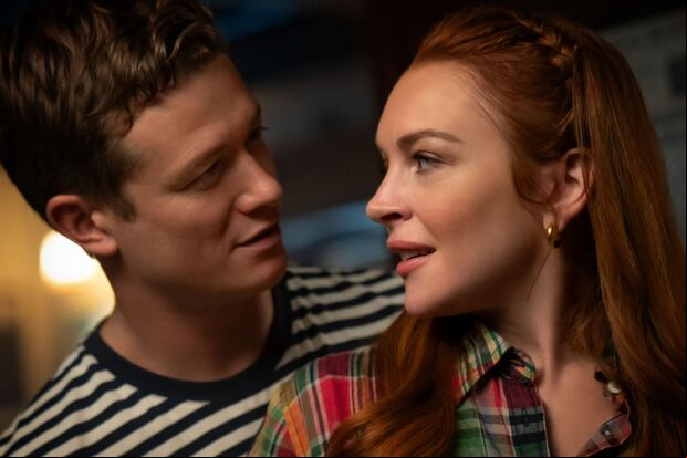 Ed Speleers como James Thomas y Lindsay Lohan como Maddie Kelly en la comedia romántica "Irish Wish" (Foto: Netflix)