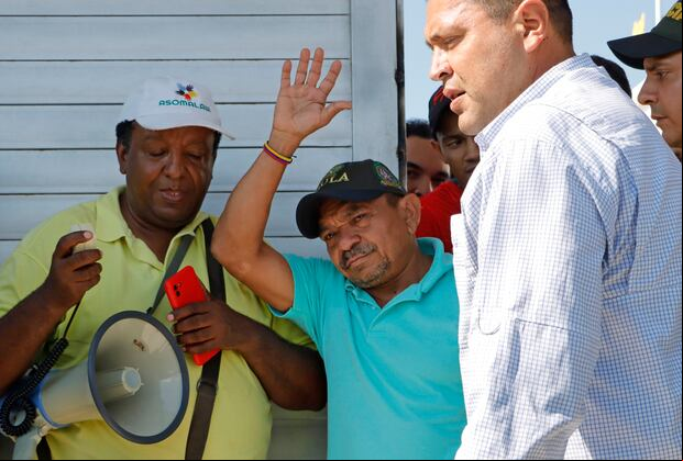 Luis Manuel Díaz Jiménez, padre del futbolista colombiano Luis Díaz, saluda a familiares, amigos y curiosos que lo recibió en Barrancas, La Guajira, Colombia, el 9 de noviembre de 2023. (Foto de Ricardo Maldonado Rozo / EFE)