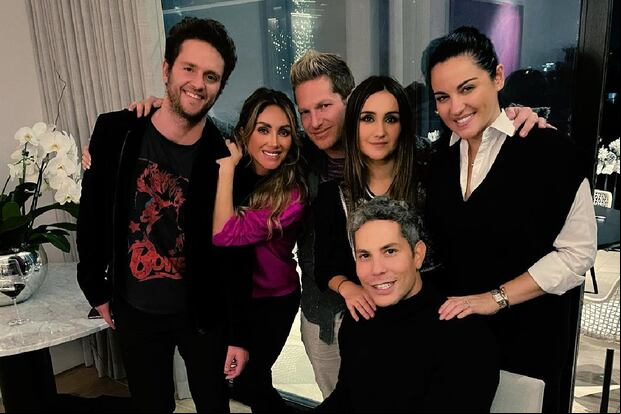 El productor al lado de los integrantes de RBD previo a la gira "Soy Rebelde Tour" (Foto: Guillermo Rosas / Instagram)