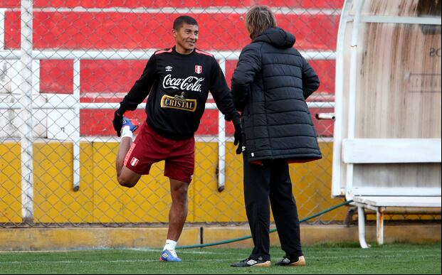 Ricardo Gareca en pleno diálogo con el convocado Minzum Quina (Foto: FPF)