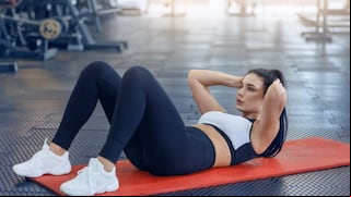 Tres ejercicios que puedes realizar en un mini gimnasio adaptado en casa
