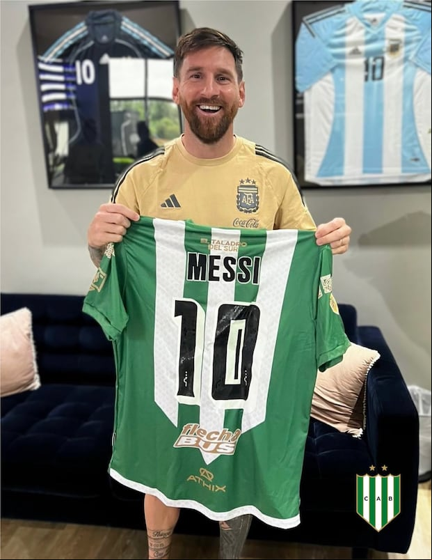 Lionel Messi posando con la camiseta de Banfield. (Foto: Banfield)