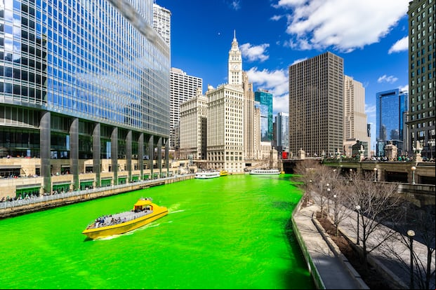 En Chicago se realiza una famosa tradición de teñir el río de verde cada día de San Patricio. Además, se celebra un gran desfile y eventos en el barrio irlandés que durante la festividad recibe a miles de turistas. (Foto: Shutterstock)