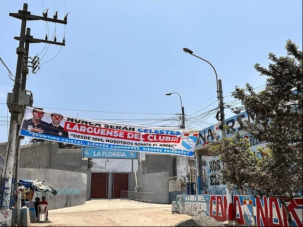 Pancarta de los hinchas de Sporting Cristal contra los dirigentes. (Foto: Difusión)