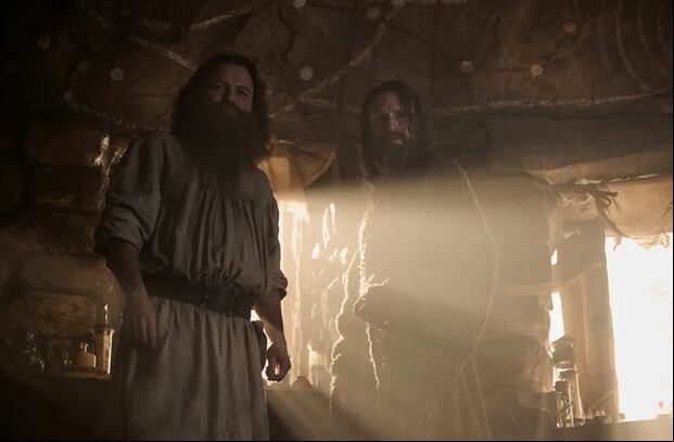 Tom Bombadil junto a Gandalf en la temporada 2 de "Los anillos de poder" (Foto: Amazon Studios)