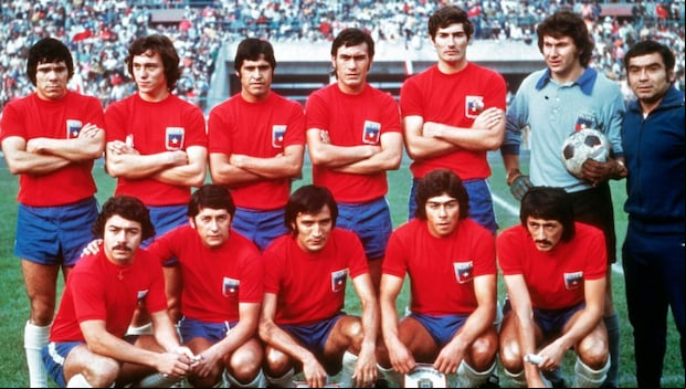 Leonardo Véliz, el último de los agachados, enfrentó a Perú en cinco oportunidades. (Foto: ANFP)