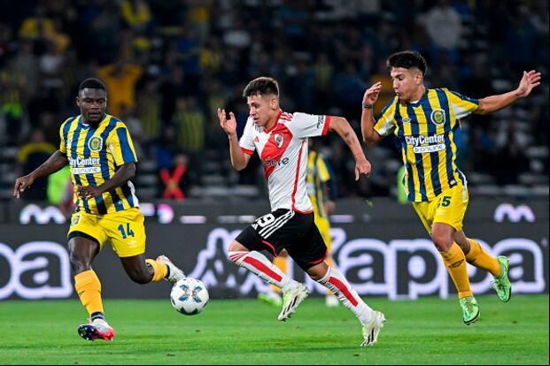 Claudio Echeverri tiene 17 años y juega como delantero en River Plate. (Foto: Getty Images)