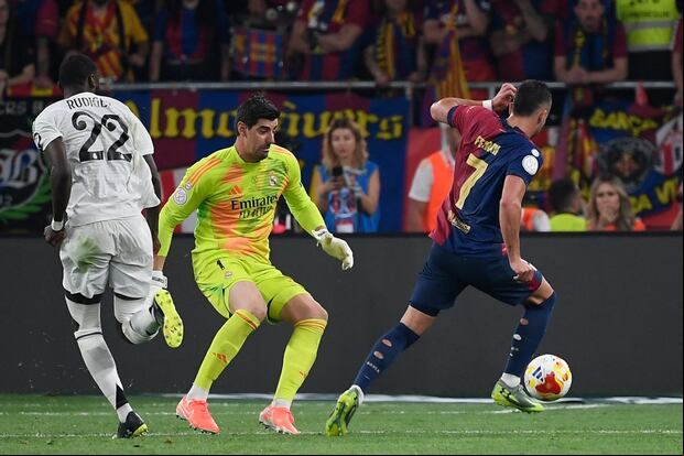 Barcelona y Real Madrid se enfrentaron por última vez el pasado 26 de abril en la final de la Copa del Rey. Los de Hansi Flick se llevaron el triunfo por 3-2. (Foto: AFP)