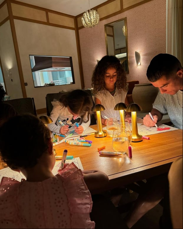 Cristiano Ronaldo junto a sus hijos en el comedor de su casa (Foto: Georgina Rodríguez / Instagram)