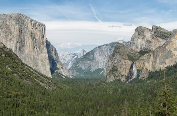 Ubicado en la Sierra Nevada de California, el Parque Nacional de Yosemite es conocido por su impresionante paisaje de montañas, cascadas y valles glaciares (Foto: Wikipedia)