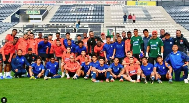 La reserva de Alianza Lima y los jugadores de la selección de Colombia se juntaron para una foto al final del partido.
