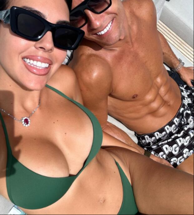 La modelo y el jugador del Al Nassr en la costa de Cerdeña (Foto: Georgina Rodríguez / Instagram)