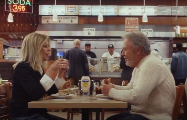 Estando en Katz’s Delicatessen, Meg Ryan y Billy Crystal comieron cada uno un sándwich de su preferencia. (Foto: Page Six / YouTube)