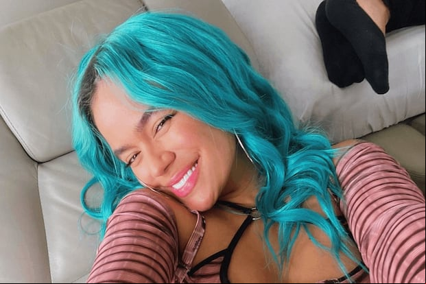 Karol G inició el 2022 con una larga cabellera azul, la cual cambió por un tono rojo (Foto: Karol G / Instagram)