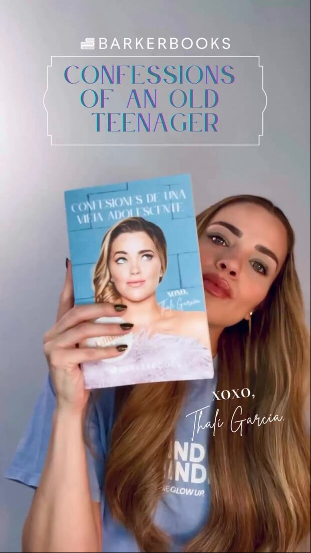 La histrionisa con su libro "Confesiones de una vieja adolescente" (Foto: Thalí García / Instagram)