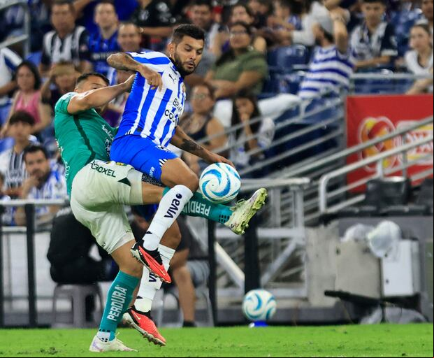 Tecatito Corona regresó a la LigaMX después de 10 años.