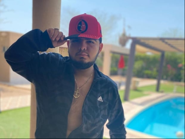El cantante de corridos tumbados luce un gorro rojo en un día de piscina (Foto: Chuy Montana / Instagram)