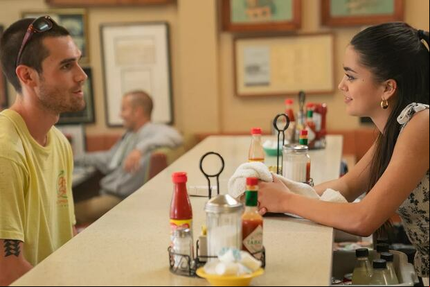 Wes Neal (KJ Apa) se enamora de Camila (Maia Reficco) en la película de acción "One Fast Move" (Foto: Amazon Prime Video)