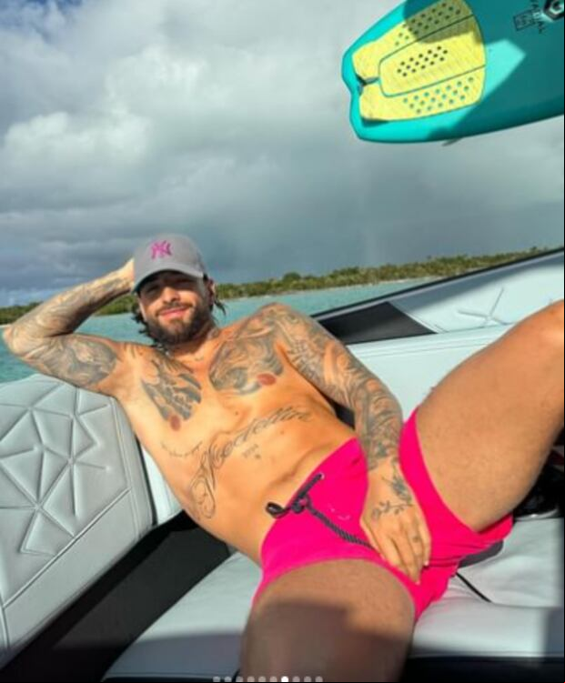 Maluma y su bañador rosa (Foto: Maluma / Instagram)