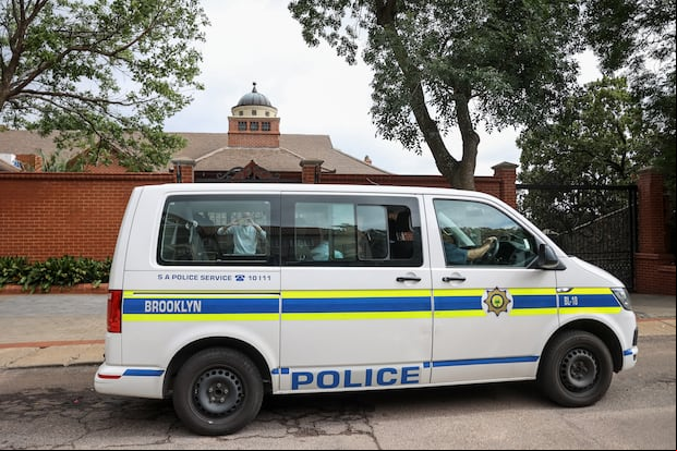 Un vehículo policial afuera de la casa del tío de Oscar Pistorius, tras ser puesto en libertad condicional el 5 de enero de 2024. (Foto: AFP)