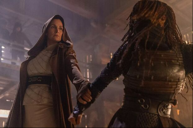 La Maestra Jedi Indara (Carrie-Anne Moss) se enfrenta a Mae (Amandla Stenberg) en el primer episodio de la serie "Star Wars: The Acolyte" (Foto: Disney+)
