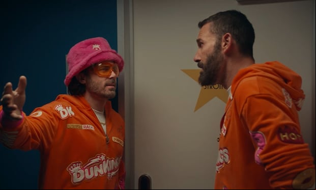 En el ‘teaser’ del comercial de Dunkin’ aparece el hermano de Ben, Casey Affleck. (Foto: Dunkin’ / YouTube)