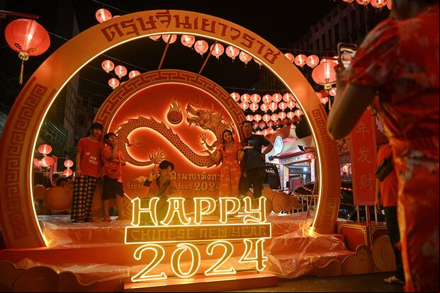 Familias se toman fotos en Chinatown en Bangkok ante la llegada del Año Nuevo Chino que este 2024 tiene como protagonista al Dragón y comienza el 10 de febrero. (Foto: Lillian SUWANRUMPHA / AFP)