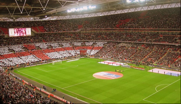 Con una capacidad de 90.000 espectadores, el estadio de Wembley podría acoger 25.000 autobuses de 2 pisos.