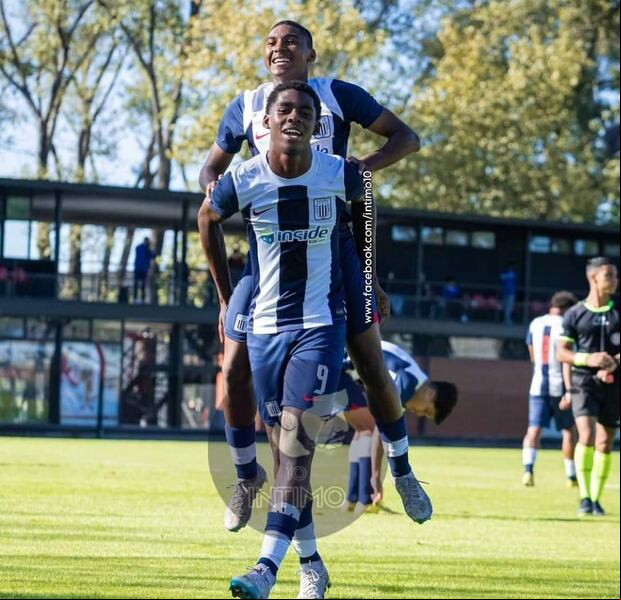 Víctor Guzmán fue formado en las divisiones menores de Alianza Lima.