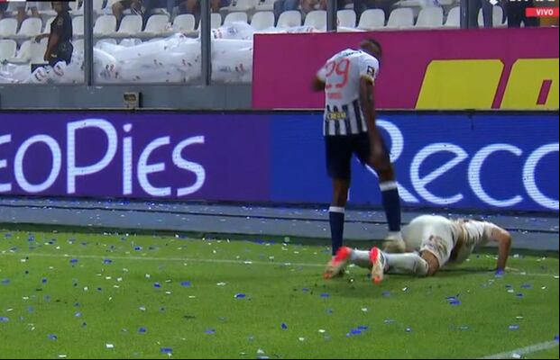 Panameño Ramos fue expulsado en Alianza Lima por una patada contra Horacio Calcaterra | Captura de video / Liga 1 Max