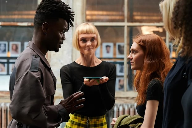 Emily Carey asume el rol de Harriet Manners, una adolescente que se convierte en modelo, en la serie "Geek Girl" (Foto: Netflix)
