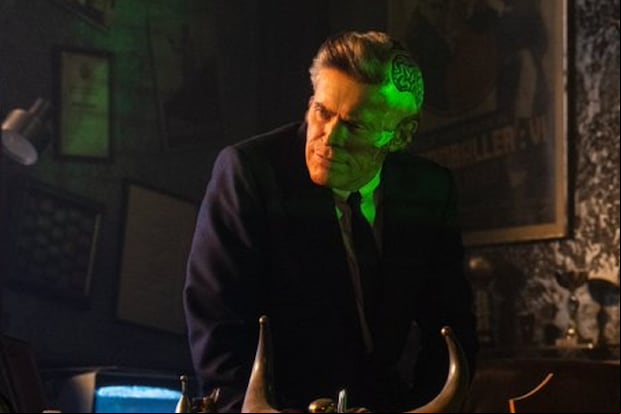 Willem Dafoe como Wolf Jackson, un detective que rastreará a Beetlejuice, en la película "Beetlejuice 2" (Foto: Warner Bros. Pictures)