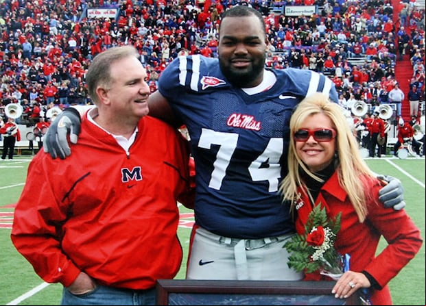 El verdadero Michael Oher junto a los reales Sean y Leigh Anne Tuohy (Foto: EFE)