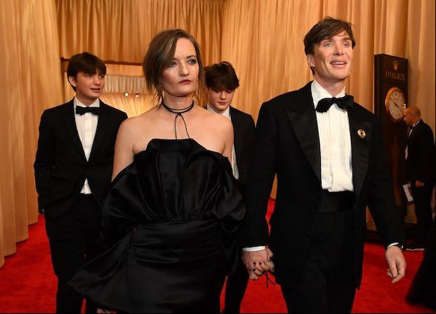 Cillian Murphy, Yvonne McGuinness, Malachy Murphy y Aran Murphy en la alfombra roja de los Premios Oscar 2024 (Foto: AFP)