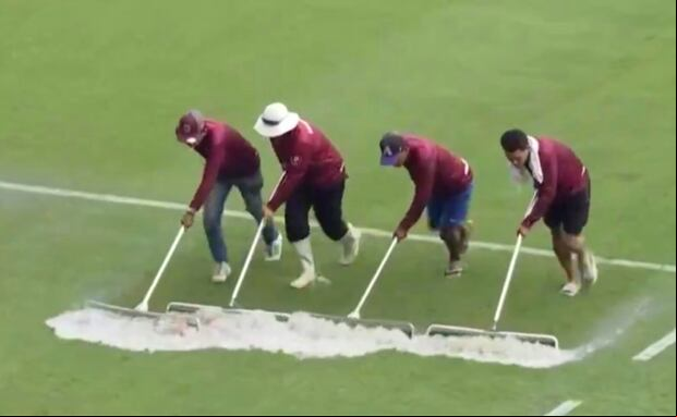 A poco del partido Venezuela vs. Argentina, vienen trabajando para dejar en las mejores condiciones el campo de juego. (Foto: Captura)