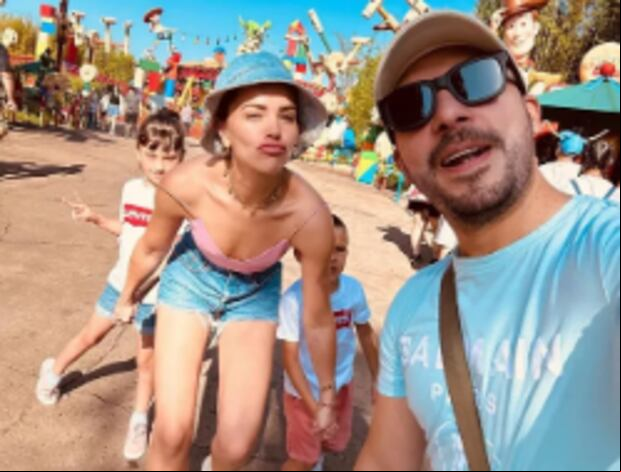 Thalí García junto a sus hijos y su esposo en un parque de diversiones (Foto: Thalí García / Instagram)