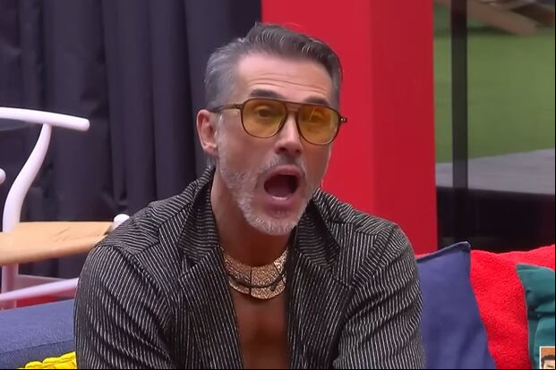 La cara de sorpresa de Sergio Mayer cuando supo que uno de los finalistas iba ser eliminado dos días antes de la gran final de "La casa de los famosos México" (Foto: TelevisaUnivision)
