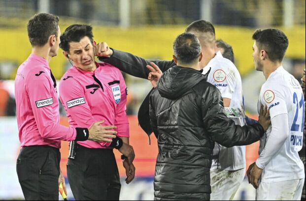 Halil Umut Meler ha decidido poner fin a su carrera como colegiado tras recibir varios puñetazos y patadas de Faruk Koca, presidente del Ankaragucu.