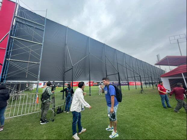 Así es como Juan Reynoso y su comando técnico buscan ocultar el entrenamiento de Perú. (Foto: Fernanda Huapaya)