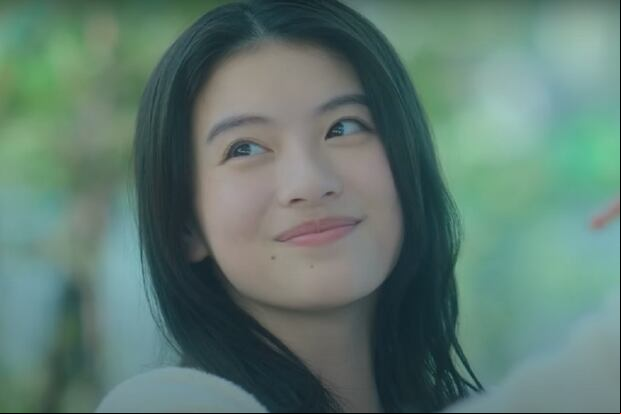 Natsuki Deguchi como Haruna Sakurai, una joven con una enfermedad terminal, en la película japonesa "Pinceladas de amor" (Foto: Netflix)