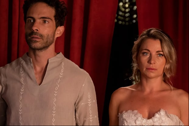 Osvaldo Benavides como Nico y Ludwika Paleta como Lucía en la película mexicana "Noche de bodas" (Foto: Videocine)