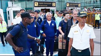 ¡Una fiesta total! Alianza Lima fue recibido por cientos de hinchas en su retorno a Perú
