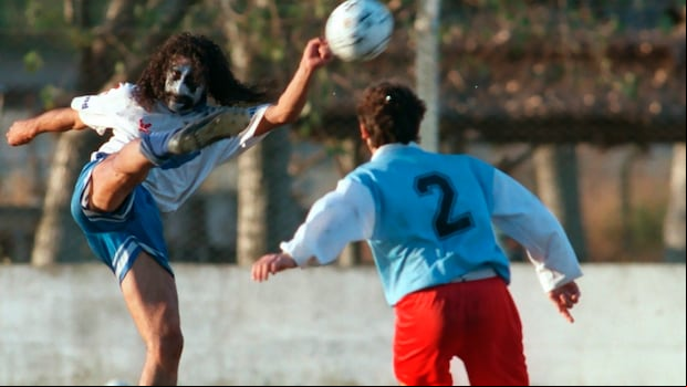 Dubois defendiendo a Midland, con la cara pintada. (Foto: Clarín)