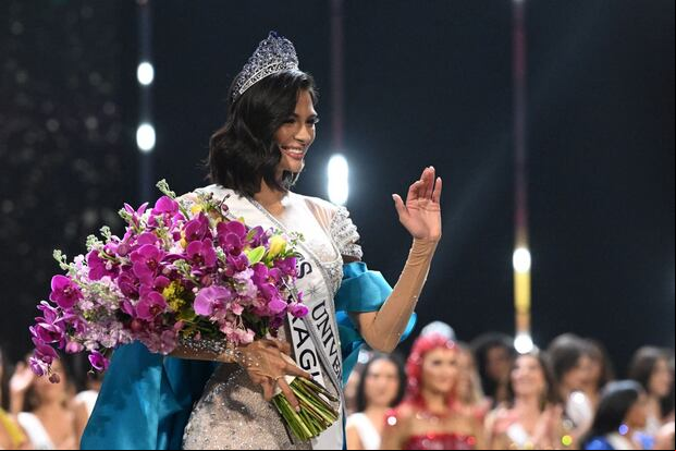 La recién coronada Miss Universo 2023, Sheynnis Palacios de Nicaragua, saluda tras ganar la 72° edición del certamen Miss Universo (Foto: Marvin Recinos / AFP)