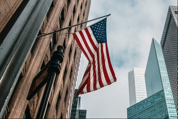 Los trabajadores en Estados Unidos esperan ansiosos la llegada de 2024 para su incremento su salario mínimo (Foto: Freepik)
